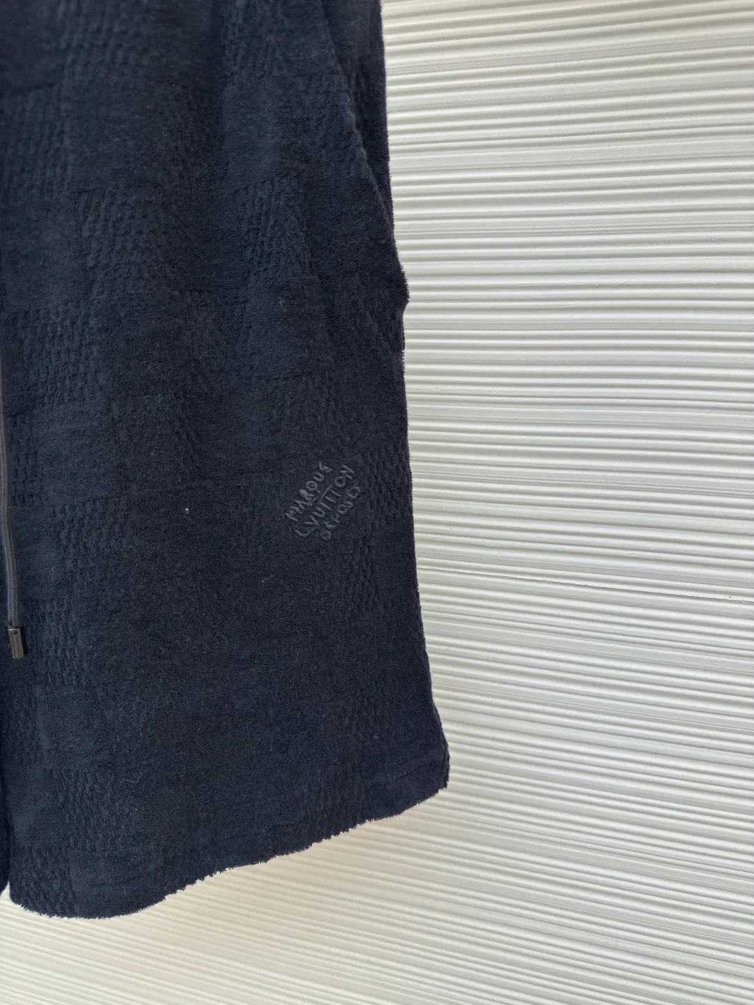 LOUIS VUITTON checkerboard cotton terry embroidered shorts ●Authentic product: 8700 purchase and development ●Item number: 1680612-A45 ●Material: terry fabric ●Technology: embroidery production ●Version: fitted version ●Weight: about 260 grams ●Size: uitton Deosee logo embroidered on front. The overall wiring is straight and delicate, the fabric is comfortable and soft, and the color is consistent without color difference. It can be matched with the same style to create a fashionable look and control various occasions. Customized accessories, complete with three standards, same style for men and women!
